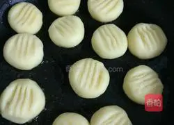 Illustration of how to make pretzel potato pancakes 3