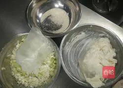 Illustration of how to make cream scallion pancake 3