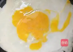 Illustration of how to make homemade egg and ham pancakes 3