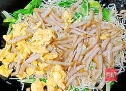 Illustration of how to make fried rice noodles with meat patties and eggs 13