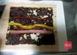 Illustration of how to make tomato, fish roe and purple rice sushi 8