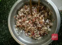 Illustration of how to make onion and pork pie 4