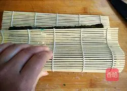 Illustration of how to make sushi rolls 12