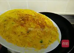 Illustration of how to make potato shredded egg pancake 12