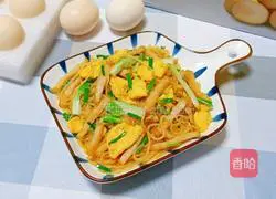 Illustration of how to make fried rice noodles with meat patties and eggs 15