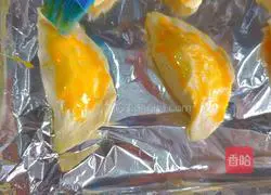 Illustration of how to make a bite of apple crisp 12