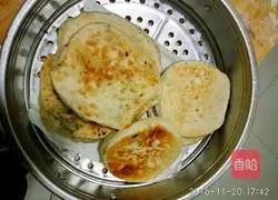 Illustration of how to make scallion pancake 6