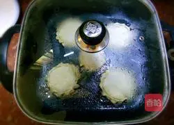 Illustration of how to make water chestnut and pork belly patties 12