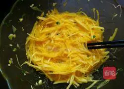 Illustration of how to make shredded potato egg pancakes 6