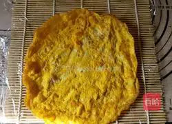 Illustration of how to make fruit and vegetable duck egg sushi rolls 6