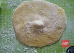 Illustration of how to make pork and cabbage pie 14