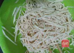 Illustration of how to make potato shredded cake 4