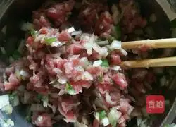 Illustration of how to make beef patties 3