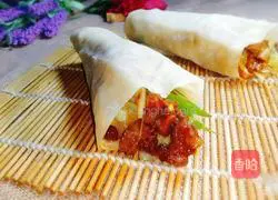 Illustration of how to make shredded pork rolls with Beijing sauce 17