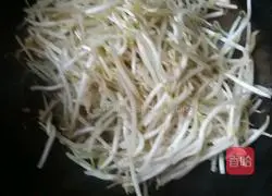 Illustration of how to make fried pancakes with mung bean sprouts, sausages and shredded pancakes 2