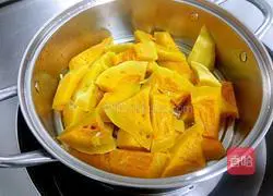 Illustration of how to make pumpkin pie with bean paste filling 4