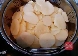 Illustration of how to make leek and potato cakes 4