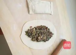 Illustration of how to make small meat patties 2