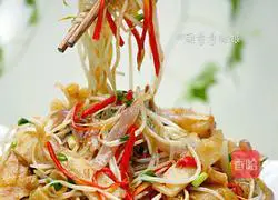  Illustration of how to make stir-fried pancakes with shredded bean sprouts and pork 1