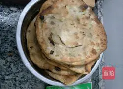 Illustration of how to make green onion cake 10