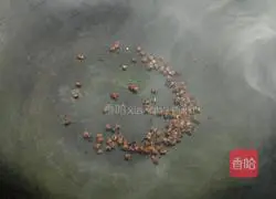 Illustration of how to make salt and pepper pancakes 4