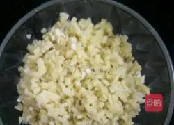 Illustration of how to make potato and egg pancakes 3