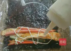 Illustration of how to make inner roll sushi 9