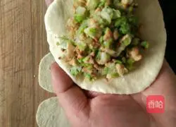 Illustration of how to make shredded vegetable crispy pie 8