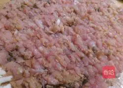 Illustration of how to make steamed meatloaf with pickles and water chestnuts 4