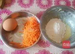 Illustration of how to make carrot and egg pancakes 1
