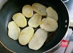 Illustration of how to fry potato slices 5