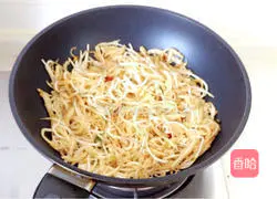 Illustration of how to make stir-fried bean sprouts and stuffed cakes 5