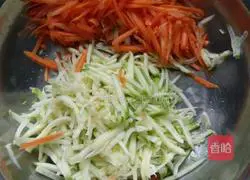 Illustration of how to make the horned melon and carrot egg cake 1