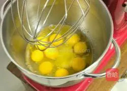 Illustration of how to make 10-inch sponge cake with beaten whole eggs 5