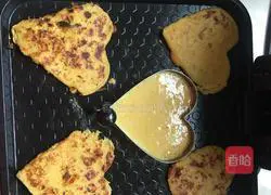 Illustration of how to make banana egg pancake 8