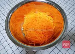 Illustration of how to make carrot and shrimp skin egg pancake 2