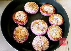 Illustration of how to make purple potato dough cake 12
