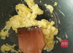 Illustration of how to make fried egg pancakes 4