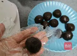 Illustration of how to make glutinous rice cakes with purple potato and bean paste 5