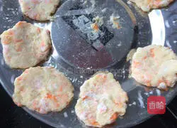 Illustration of making salt and pepper potato and carrot cake 4