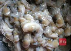 Illustration of how to make razor clam pancakes 3