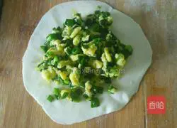 Illustration of how to make leek and egg pie 11