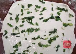 Illustration of how to make chives and scallion pancakes 3