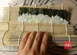 Illustration of how to make sushi rolls 10