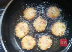 Illustration of how to make potato, ham and shrimp cakes 5