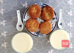 Press soy milk and fry bean dregs cakes! Illustration of how to do it 10