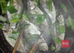 Illustration of how to grill small fish with green onion leaves in an electric pan 2