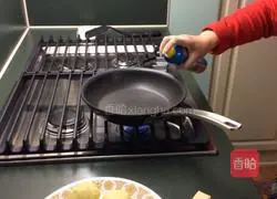 Illustration of how to make Zhixin, turmeric and glutinous rice pancakes 6