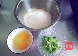 Illustration of how to make egg and green onion cake 1