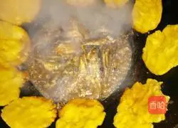 Illustration of how to cook fish stewed in iron pot with pancakes 7